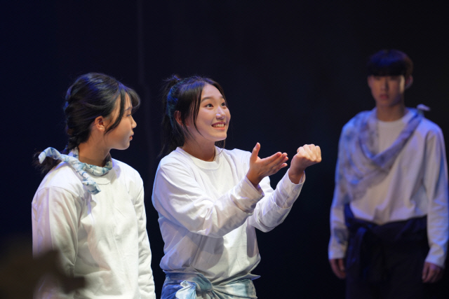 지난해 12월20일 서울 마포구 서강대학교 메리홀 대극장에서 '다시 만나는 세상' 통합공연에서 단원들이 연기를 하고 있다. 한국문화예술교육진흥원 제공